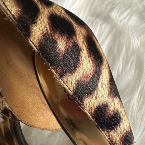 Carlos by Carlos Santana  black cheetah style peep toe heel, black/gold front de - Picture 3 of 10